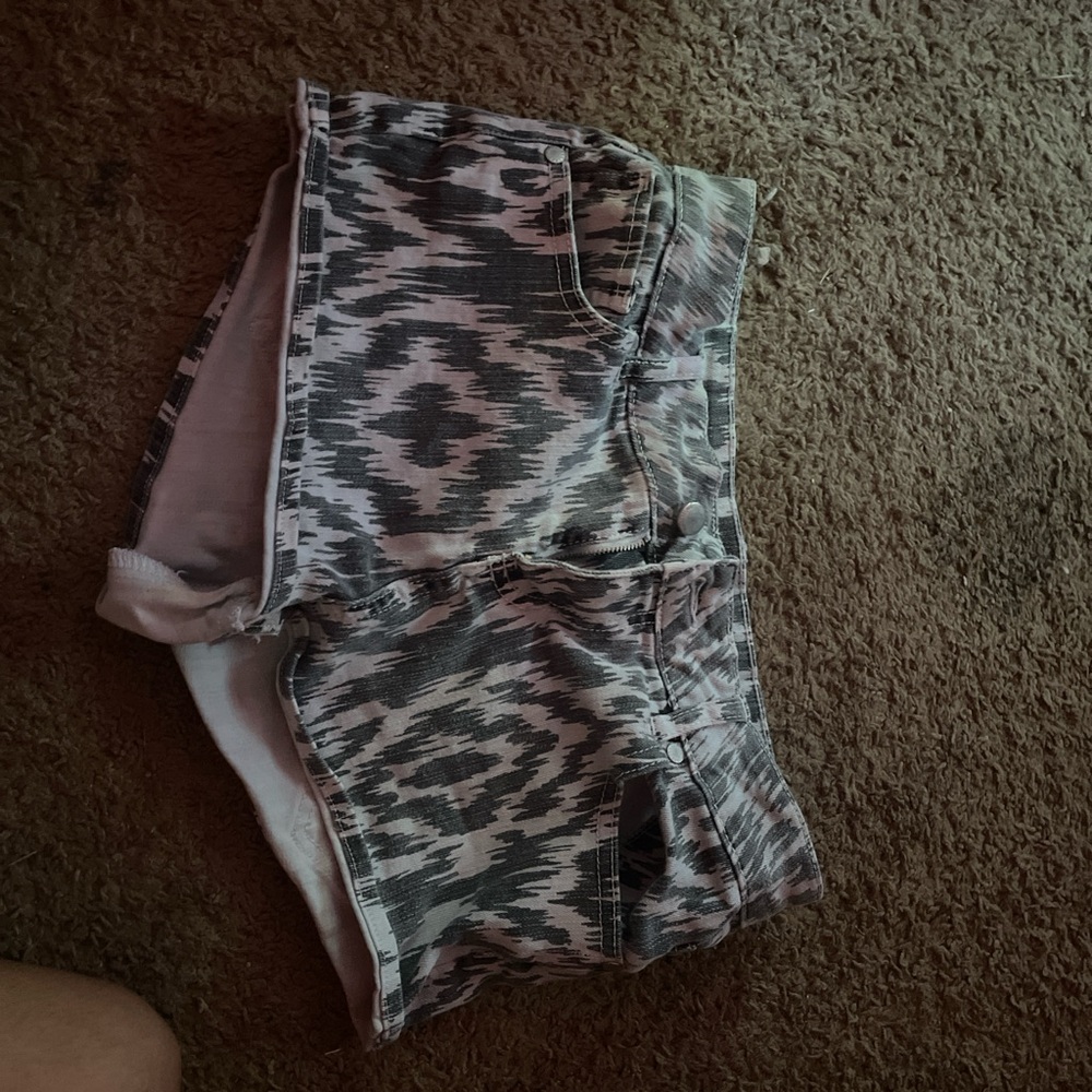Tinseltown Gray Patterned Jean Shorts